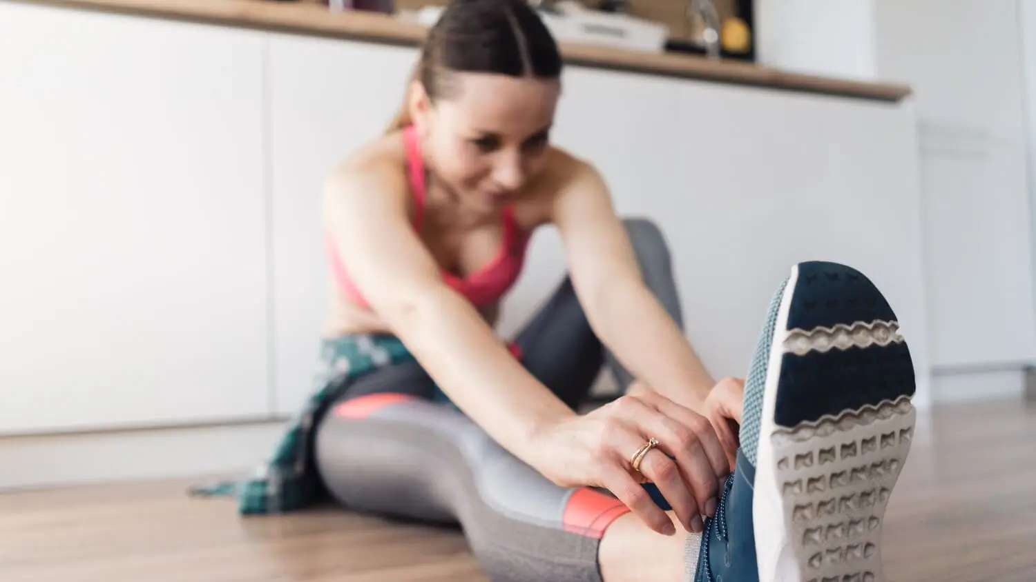 melakukan pemanasan dan stretching sebelum latihan