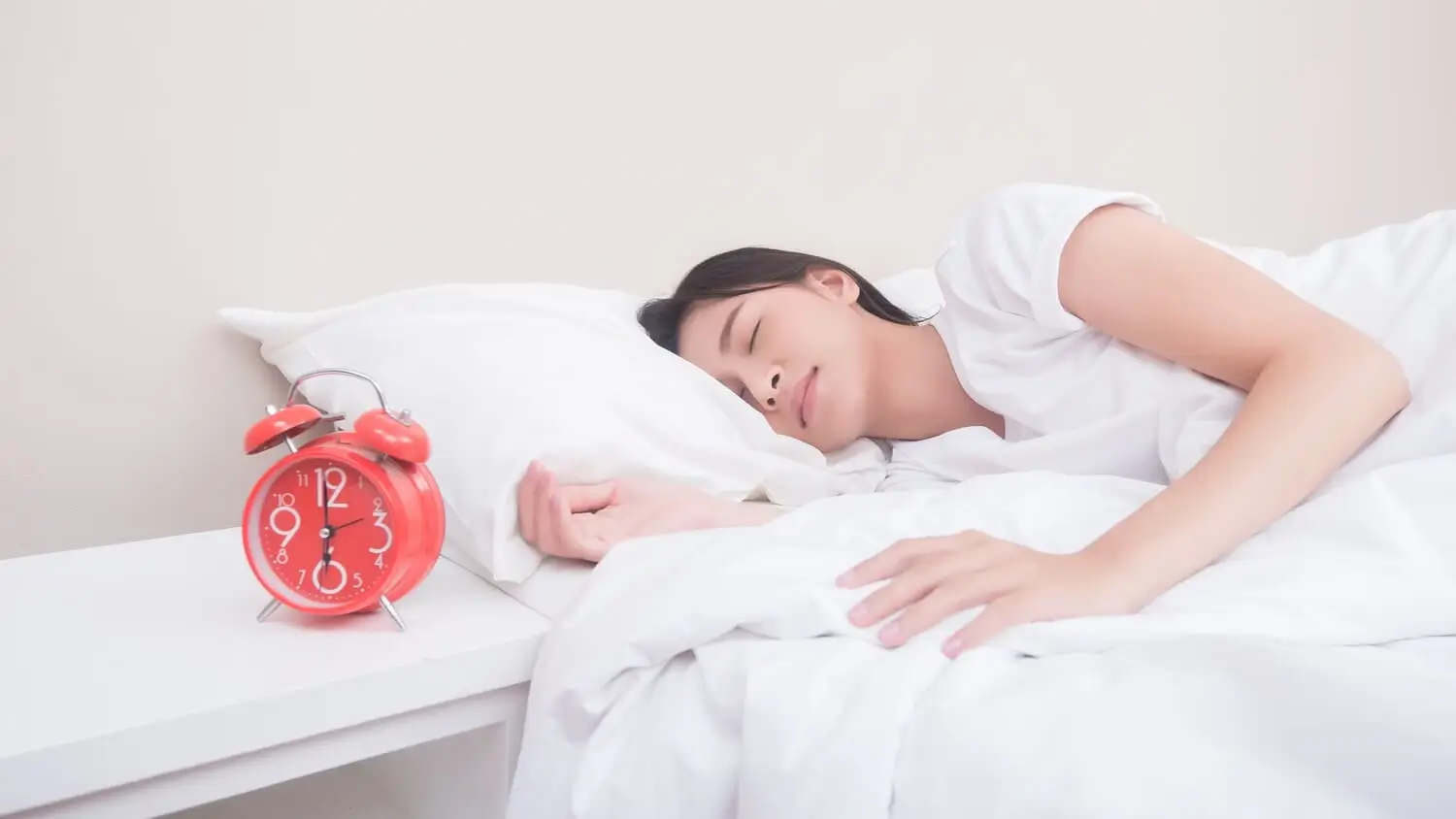 cara tidur berkualitas dari seorang wanita tidur dengan alarm jam 6 pagi