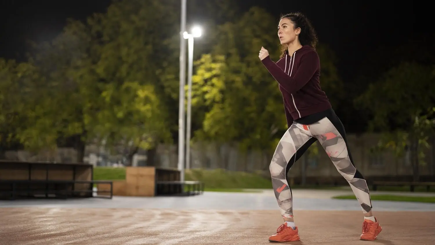 seorang wanita workout malam setelah berbuka puasa ramadhan