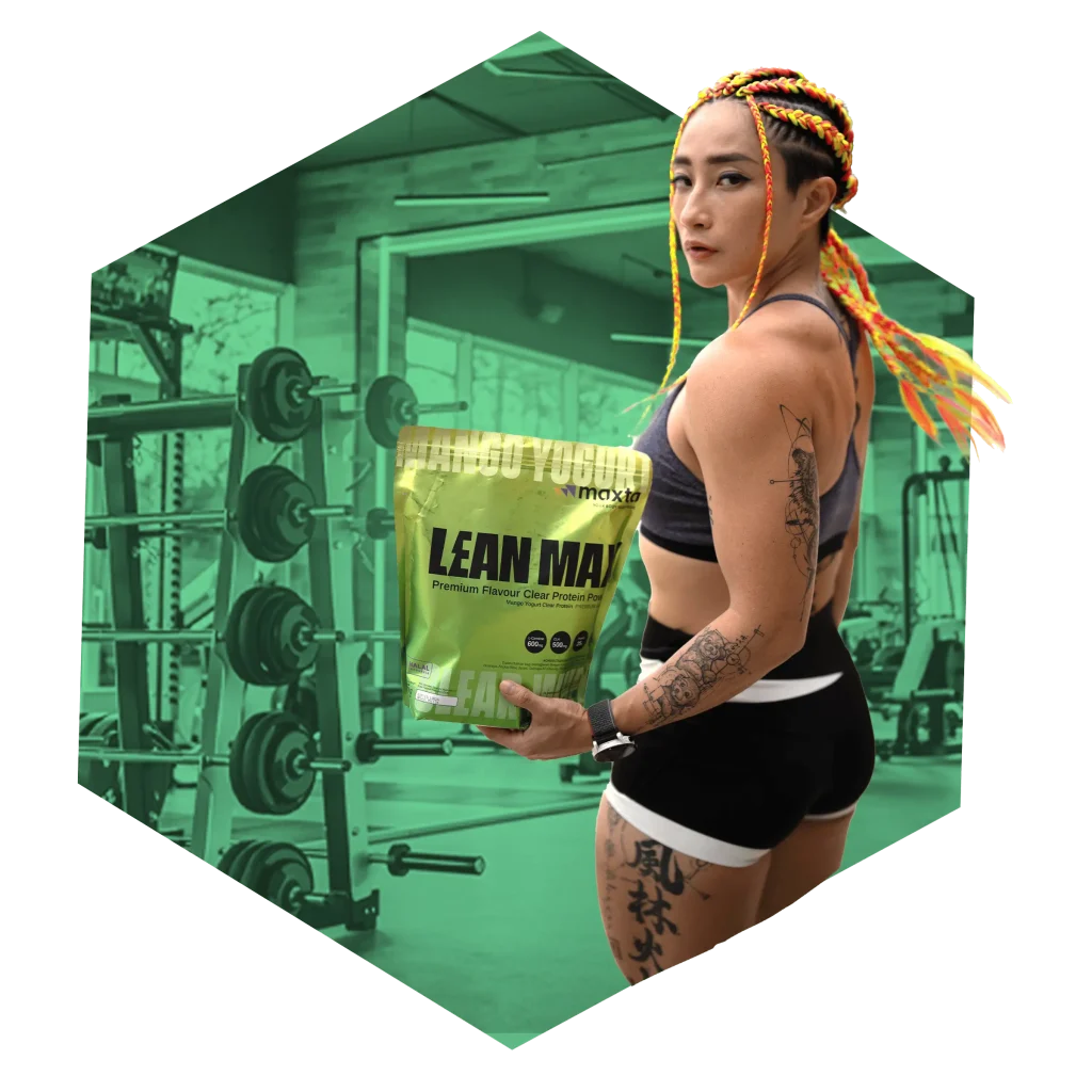 siska antolis memegang kemasan pouch 525 gram Lean Max