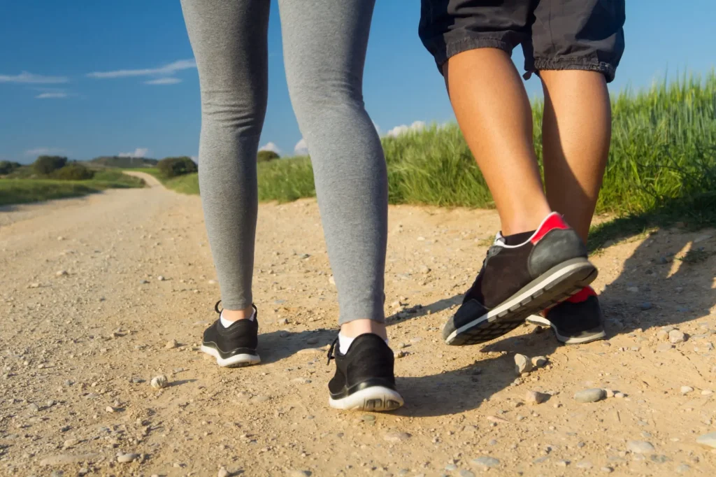 dua pasang kaki yang sedang berjalan santai