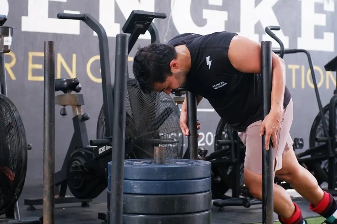 atlit melakukan sled push saat hyrox simulation di bengkel strength and conditioning