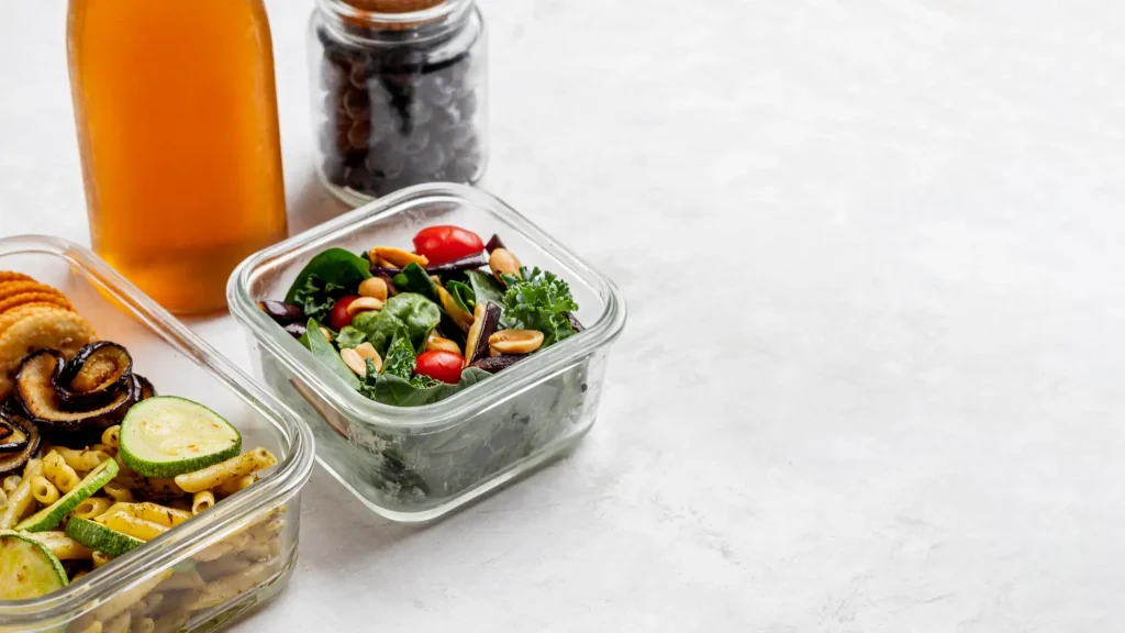 bawa bekal sendiri agar asupan nutrisi sesuai dan salah satu cara tetap fit