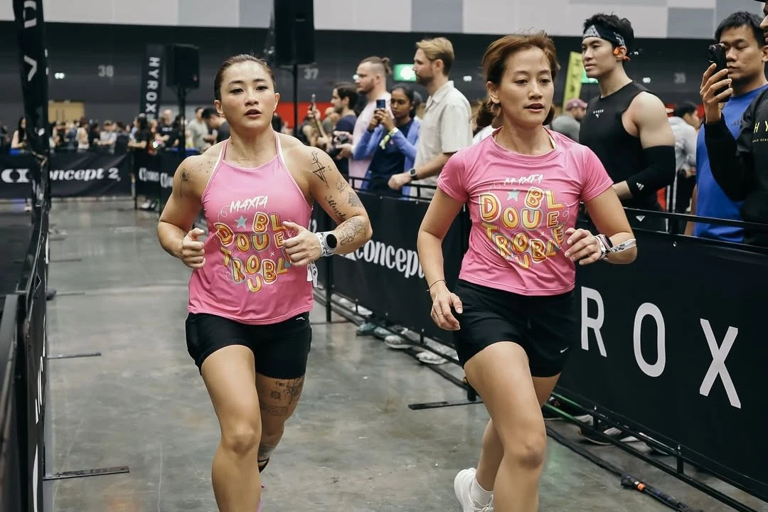 siska antolis dan wita sedang melakukan station lari di hyrox race bangkok