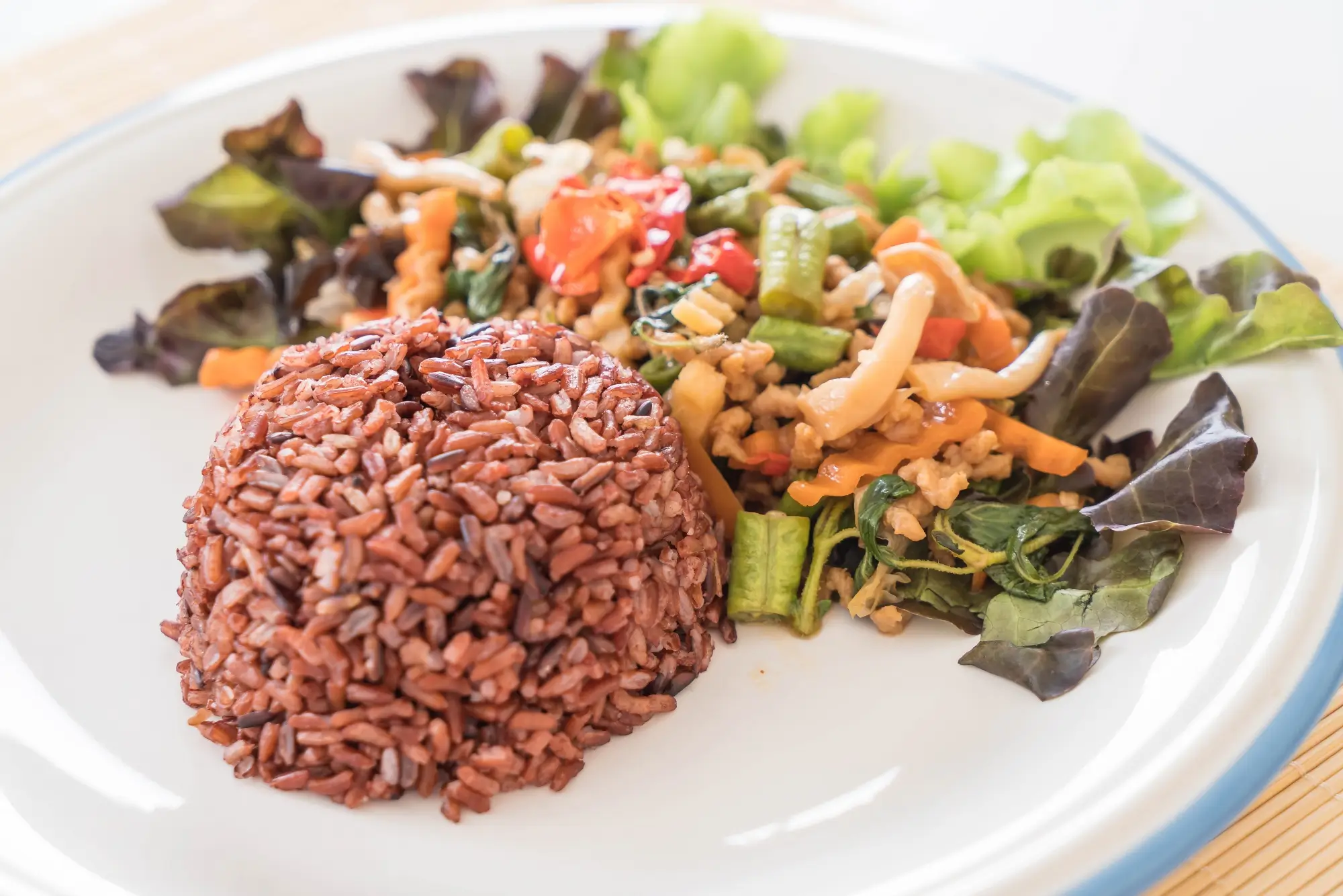 menu nasi merah dengan salad, tumis daging dan jamur