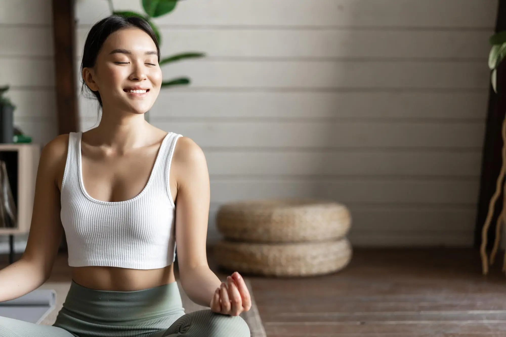 seorang wanita melakukan meditasi dan yoga