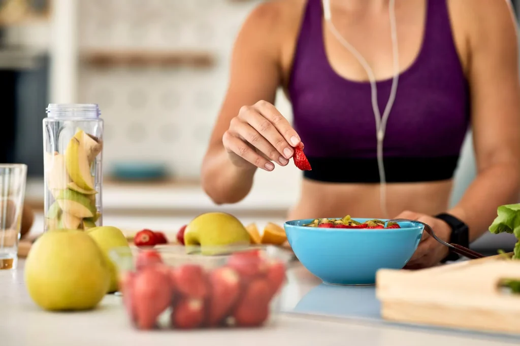 seorang wanita sedang mempersiapkan makanan salad